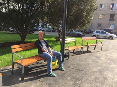 Neue Sitzbänke am Kirchenvorplatz