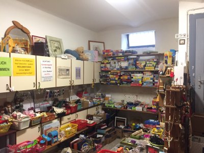 Spiele und Krimskrams am Flohmarkt Spiele und Krimskrams am Flohmarkt